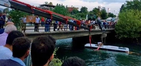 Osmaniye'de geziye giden ilkokul öğrencileri ile öğretmen ve velileri taşıyan midibüsün su kanalına düşmesi sonucu 14 kişi öldü, 26 kişi yaralandı
