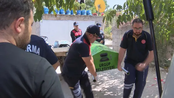 kizini-mesajla-taciz-ettigini-one-surdugu-genci-tabancayla-vurup-bogazini-bicakla-keserek-oldurdu-1662380631366.jpg Kızını mesajla taciz ettiğini öne sürdüğü genci tabancayla vurup boğazını bıçakla keserek öldürdü-6