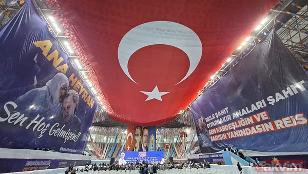 Neno Teyze Unutulmadı Kongre Sırasında Açılan Pankartlardan Birinde, Başkan Erdoğan'a Daha Önce Şiir Yazdığı Bilinen Diyarbakırlı Neno Teyze İle Başkan...