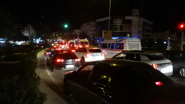 Bayram yoğunluğu! Edremit Körfezi'nde trafik durma noktasına geldi-2
