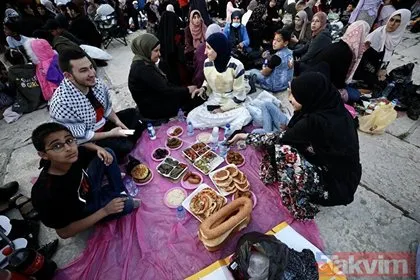 Binlerce Müslüman ’bin aydan daha hayırlı’ bir gece olan Kadir Gecesi’nde Mescid-i Aksa’ya akın etti