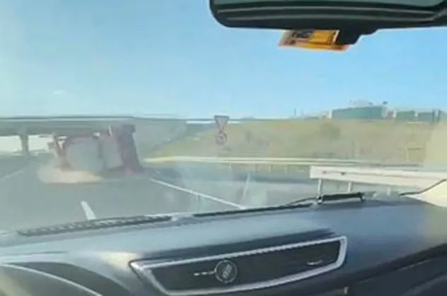 Seyir halinde video çekerken önünde TIR devrildi! İşte saniye saniye ölümden kurtuluş anları