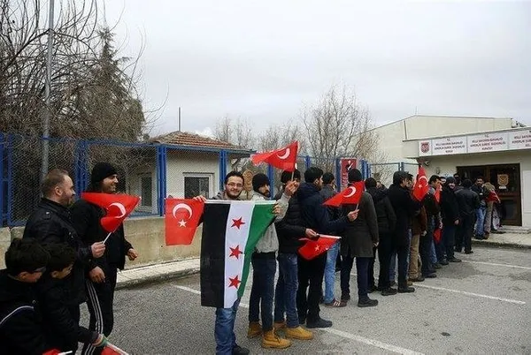 Suriyeliler 10 ilde askerlik şubelerinin önünde toplandı-1
