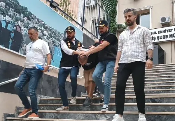 kadikoyde-fatma-duygu-ozkan-4kattan-yere-cakildi-gorgu-taniklari-camdan-atildi-dedi-avukat-gozaltina-alindi-1692117404232.jpeg Kadıköy'de Fatma Duygu Özkan 4.kattan yere çakıldı! Görgü tanıkları “Camdan atıldı” dedi, avukat gözaltına alındı-11