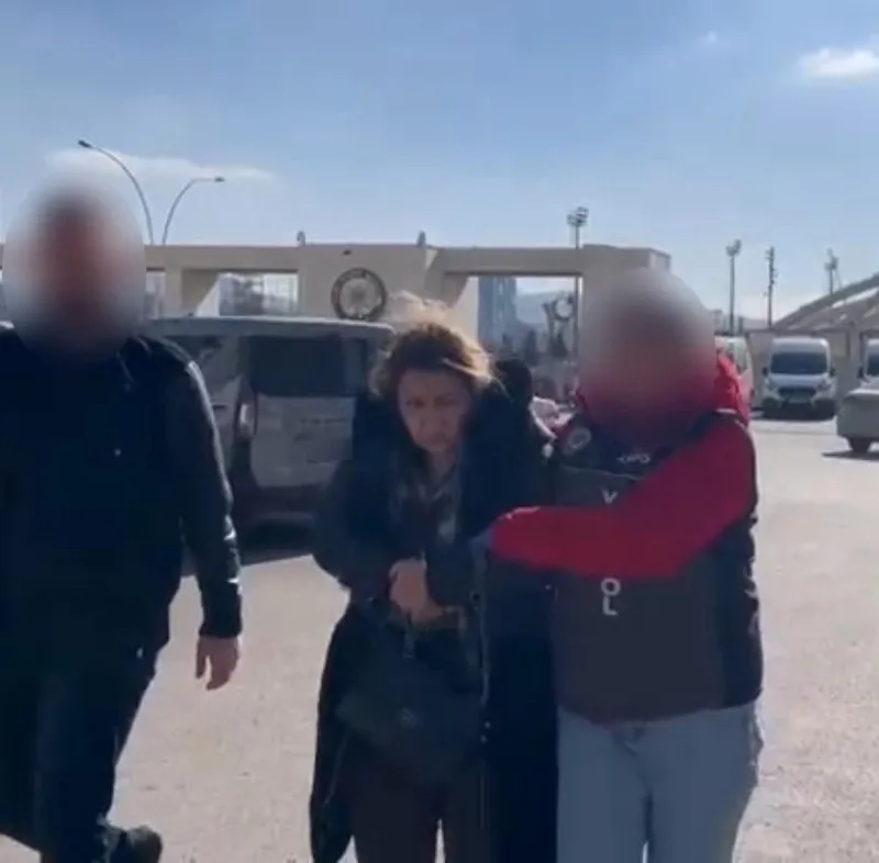 son-dakika-depremzede-ve-haci-adaylarini-dolandiran-bin-bir-surat-serife-tutuklandi-1773156363520.jpeg Son dakika: Depremzede ve hacı adaylarını dolandıran "Bin bir surat Şerife" tutuklandı-3