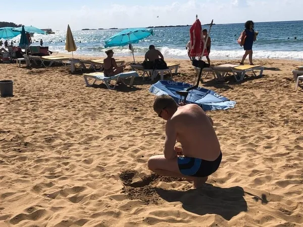 rus-turistler-alanyanin-tasindan-topragindan-faydalaniyor-sahilde-dedektorle-para-ve-ziynet-esyasi-aradilar-1633346753341.jpg Rus turistler Alanya'nın taşından toprağından faydalanıyor! Sahilde dedektörle para ve ziynet eşyası aradılar-4