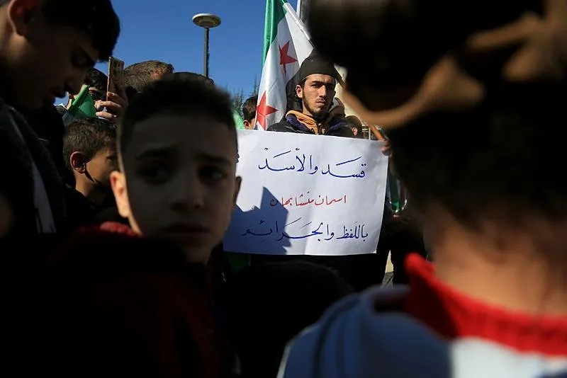 Suriye'nin Halep ilinde bir araya gelen protestocular, ülkenin tamamını PKK/YPG'li teröristlerden temizlemek için Cumhurbaşkanı Ahmed Şara'dan operasyon talep etti. (AA)