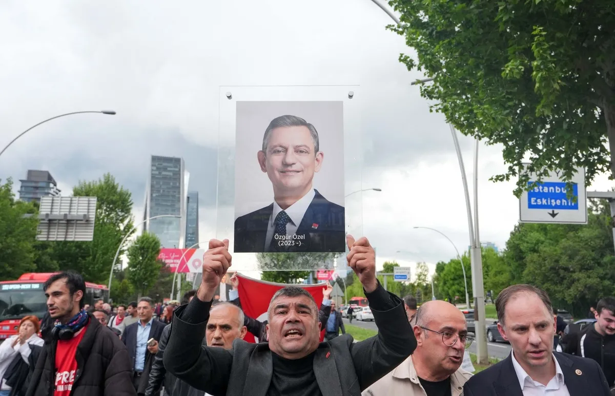 kilicdarogluna-liderlik-ozele-cizik-parti-tarihinden-silindi-fotografi-genel-merkeze-asilmayacak-1779715431003.jpeg Kılıçdaroğlu’na liderlik Özel’e çizik: Parti tarihinden silindi | Fotoğrafı genel merkeze asılmayacak-6