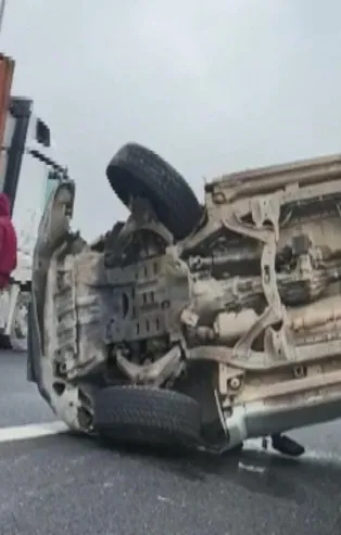 Kontrolden çıkan pikap TEM'de dehşet saçtı! Önce kamyona çarptı ardından bariyerlere devrildi
