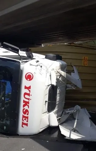 Son dakika: Bakırköy'de köprüye sıkışan TIR devrildi