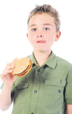 Yediği hamburger dişlerini döker