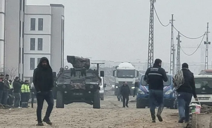 santiye-karisti-usta-kamyonun-altinda-kalinca-surucu-zirhli-aracla-cikarildi-1704203537611.jpg Şantiye karıştı! Usta kamyonun altında kalınca sürücü zırhlı araçla çıkarıldı-4