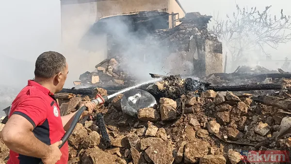 SON DAKİKA: Mersin Silifke'deki orman yangınında mezarlık zarar görürken şehidin kabri ve Türk bayrağı yanmadı - 12