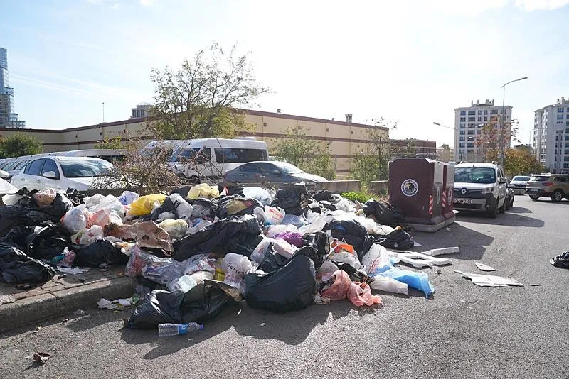 Kartal Belediyesi ile DİSK'e bağlı Genel İş Sendikası arasında imzalanan toplu iş sözleşmesine tepki göstermek amacıyla süresiz iş bırakma eylemi yapan temizlik işçileri, ek protokol sözü verilmesi üzerine işlerine döndü ancak ilçedeki bazı mahallelerde çöpler toplanmadı. (AA)
