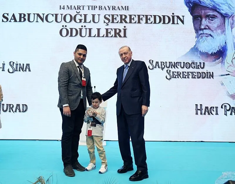 Başkan Recep Tayyip Erdoğan, 14 Mart Tıp Bayramı dolayısıyla Başakşehir Çam ve Sakura Şehir Hastanesi'nde sağlık çalışanlarıyla iftar programına katıldı. (AA)