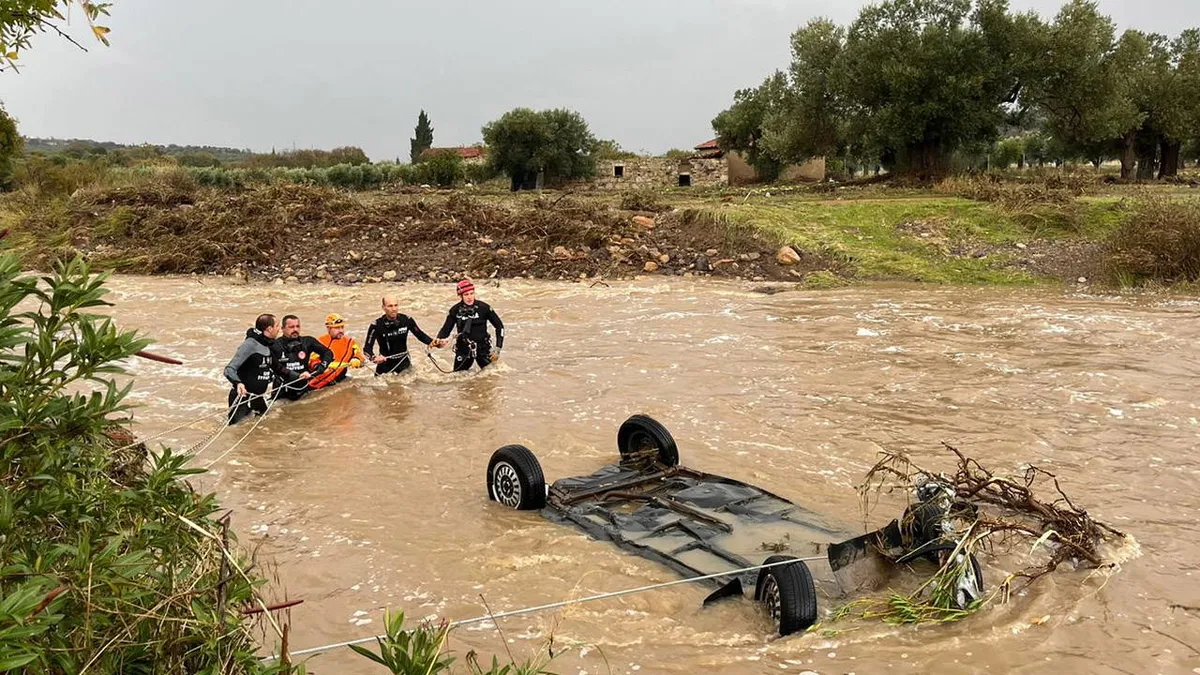 Foça'da sel: 1 kişi kayıp