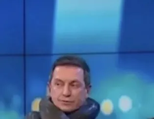 Canlı yayında panik dolu anlar! Dev piton sunucuyu az kalsın boğuyordu! O anlar anbean kameraya yansıdı