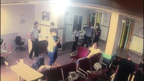 Hastanede panik anları kamerada! Yardım istediği polisin tabancasını alıp kaçmaya çalıştı-4