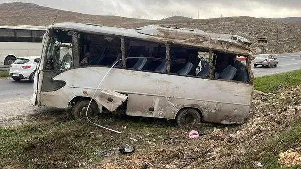 Şanlıurfa'da işçi servisi devrildi: 15 yaralı-1