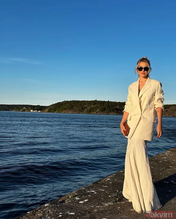 Hadise’den kalçasına kadar uzanan dekoltesiyle gece yarısı yılan dansı! Tepkiler çığ gibi büyüdü: Ne yapıyorsun bacım? - 4