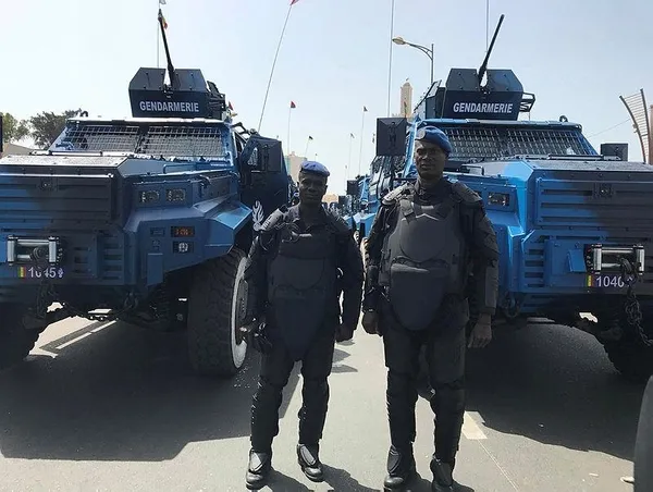 Senegal Cumhurbaşkanı'nı Türk zırhlıları korudu-1