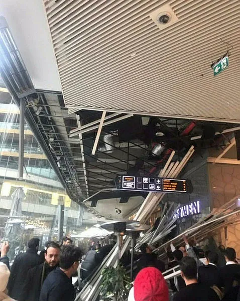 son-dakika-istanbulda-bir-avmde-kafenin-catisi-coktu-1578492748983.jpg Son dakika: İstanbul'da bir AVM'de kafenin çatısı çöktü-1