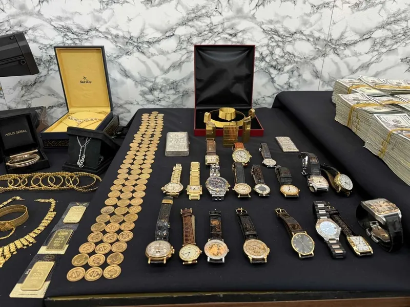 uyusturucu-kacakcisi-urfi-cetinkaya-cezaevinde-oldu-20-milyar-tllik-suc-serveti-yakalandigi-operasyon-1726829563206.jpeg Operasyonda çok sayıda silah, ziynet eşyası, para ve lüks saatler ele geçirildi (Takvim.com.tr Fotoğraf Arşivi)