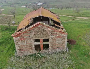 Tarihi kiliseyi adeta tarumar ettiler! Çevresinde onlarca çukur...