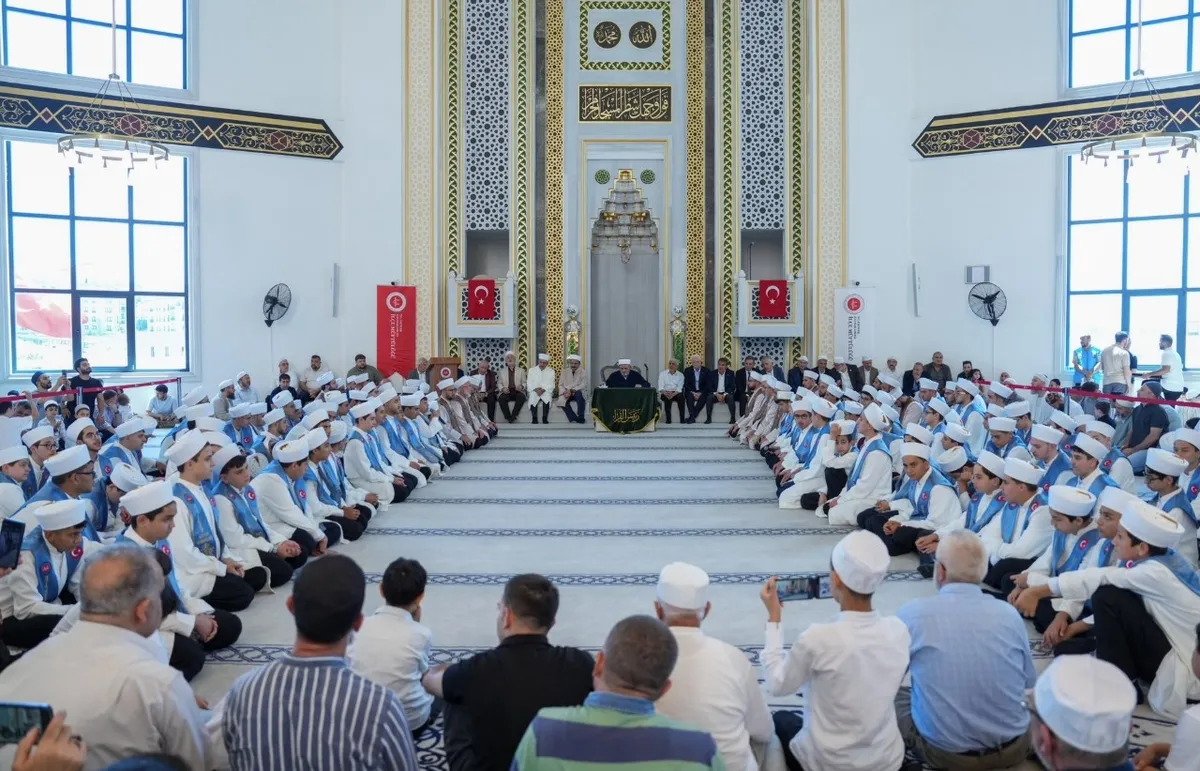 baskan-erdogandan-genc-hafizlara-umre-hediyesi-1783782587847.jpeg Esenler'de 114 hafız icazet aldı! Vali Gül Başkan Erdoğan'ın selamını iletti: Gençlere umre hediyesi-4
