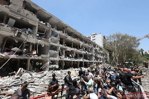 Siyonistler tası tarağı toplayıp kaçıyor! A Haber İsrail Tel Aviv'deki yıkımı görüntüledi... Binalar enkaza, araçlar hurda yığınına döndü - 27