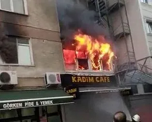 Kadıköy’de korku dolu anlar! Alevler içinde kaldı