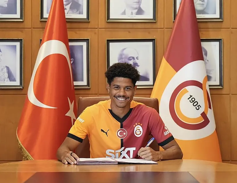 Sara Konya’da da kulübede!