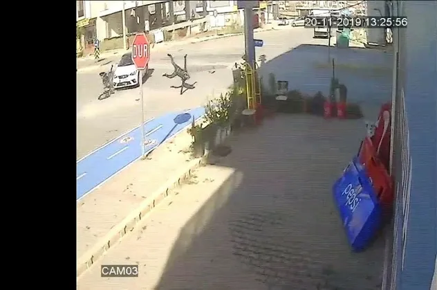 Denizli’de otomobille motosiklet çarpıştı, sürücü metrelerce havaya yükselip taklalar attı