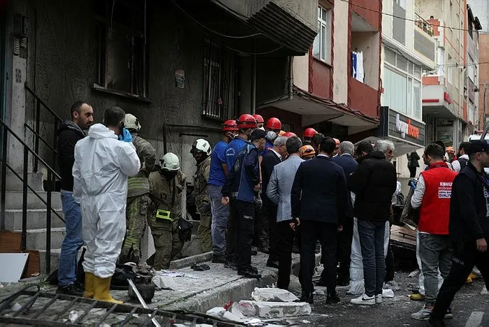 Küçükçekmece'de bir binada doğal gaz patlaması! Ölü ve yaralılar var: Korku dolu anlar güvenlik kamerasında-6