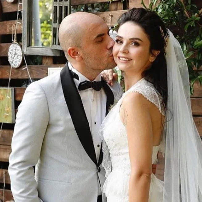 Güldür Güldür’ün Onur Buldu’nun sessiz sedasız evlendiği öğretmen eşine bakın! Kızının annesi hayran bıraktı: “Çok güzel bir aile”-9