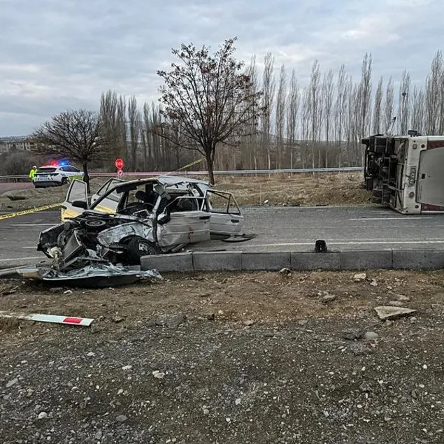 Öğrenci servisi ile otomobil çarpıştı!