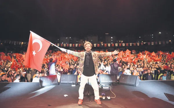 turkiyenin-dort-bir-kosesinde-konser-verdiler-cumhuriyetin-98-yildonumunde-milyonlarla-birlikte-bayram-sevinci-yasadilar-1635627276814.jpg Cumhuriyet coşkusu! Türkiye’nin dört bir köşesinde konser verdiler!-6