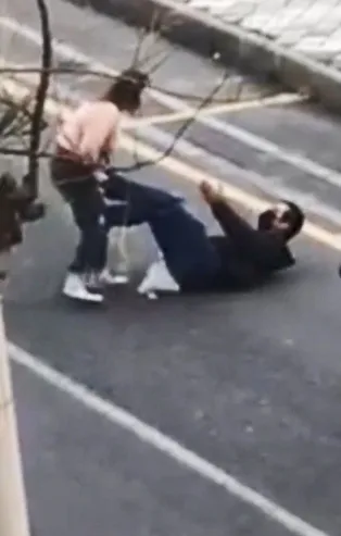 Eline bıçağı aldı! Dehşet saçtı