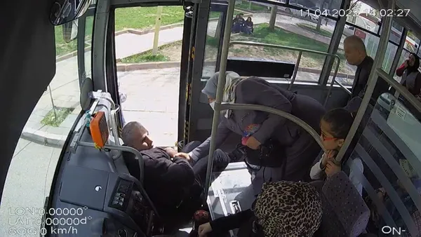 kadin-otobus-soforu-bayilan-yolcuyu-guzergah-degistirip-hastaneye-yetistirdi-1649857815405.jpg Kadın otobüs şoförü bayılan yolcuyu güzergah değiştirip hastaneye yetiştirdi-6