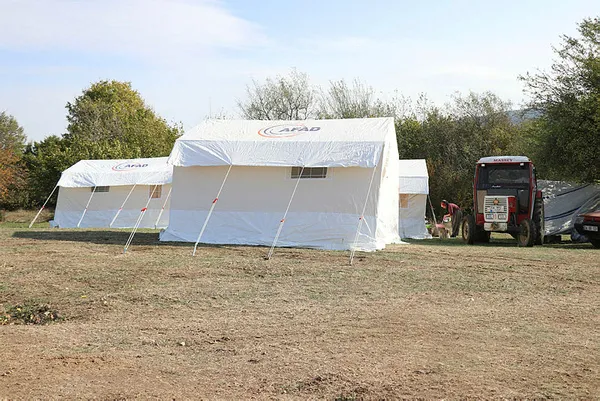 boluda-12-evin-yandigi-koyde-yasayanlar-geceyi-komsularinda-ve-cadirlarda-gecirdi-1603706429289.jpg Bolu'da 12 evin yandığı köyde yaşayanlar geceyi komşularında ve çadırlarda geçirdi-2