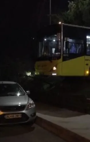 Sultangazi'de freni tutmadığı öne sürülen İETT otobüsü kaldırımda asılı kaldı facianın eşiğinden dönüldü