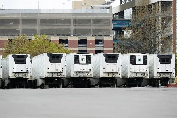New York'ta, Kovid-19 salgınında kullanılacak mobil morglar havadan böyle görüntülendi-3