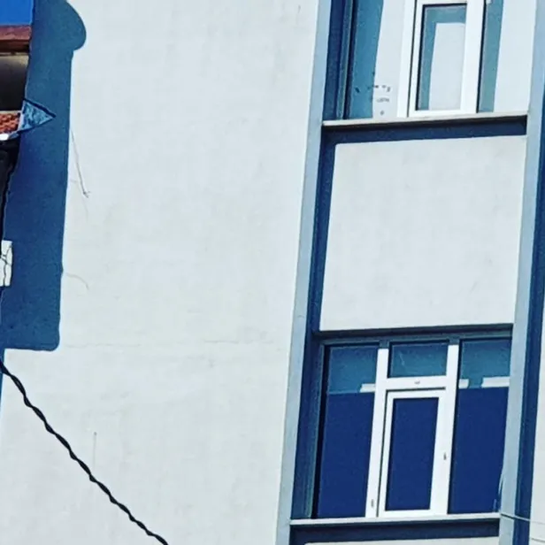 İstanbul'daki deprem sonrası Şirinevler'de yan yatan bir bina tahliye edildi-1