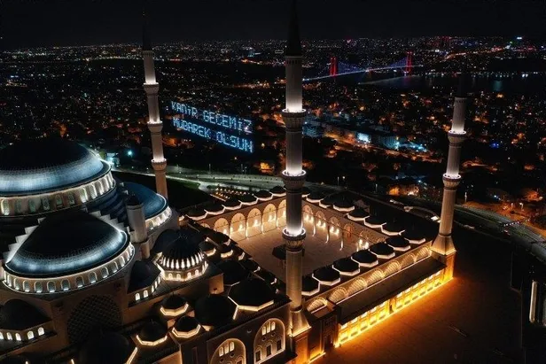 Koronavirüs nedeniyle ibadete kapalı olan Çamlıca Camii Kadir Gecesi'nde havadan görüntülendi-3