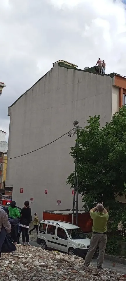 kucukcemecede-intihara-kalkisan-adami-dove-dove-indirdiler-1686648795959.jpeg Küçükçekmece'de intihara kalkışan adamı döve döve indirdiler-1