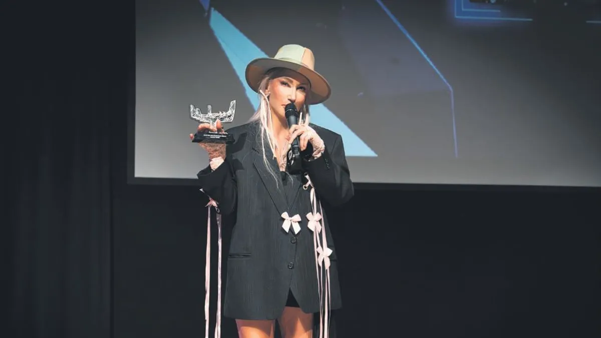Hande Yener'e kraliçe tacı eşliğinde ödül!