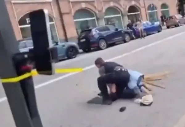 İsveç'te yeni skandal! Salwan Momika'nın parlamento dışında Kur'an- Kerim yakmasına yine göz yumdular-11