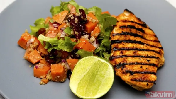 2. Soğuk Yiyecekler Tercih Edin: Besleyici Ama Serin Öğünlerle Diyetinize Katkı Sağlayabilirsiniz. Örneğin: Ispanak, Meyve Ve Badem Sütüyle Yapılmış Soğuk...