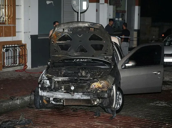 Küçükçekmece'de "iki otomobil ateşe verildi" iddiası polisi alarma geçirdi-4