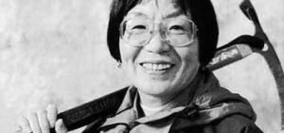 Japon dağcı Junko Tabei, Everest'in zirvesine tırmanan ilk kadın dağcı olma ünvanını kazandı.